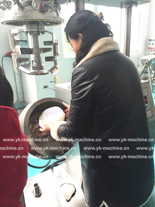 無(wú)錫中醫(yī)院到意凱進(jìn)行活絡(luò)膏乳化機(jī)及單灌機(jī)試機(jī)!