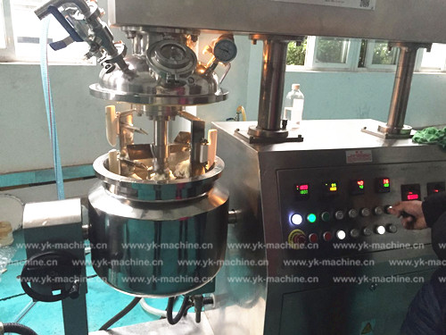 上海食品行業(yè)客戶到我公司進(jìn)行調(diào)料乳化機(jī)試機(jī)!