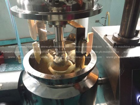 上海食品行業客戶到我公司進行調料乳化機試機！