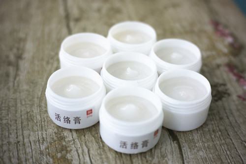灌裝好的活絡(luò)膏